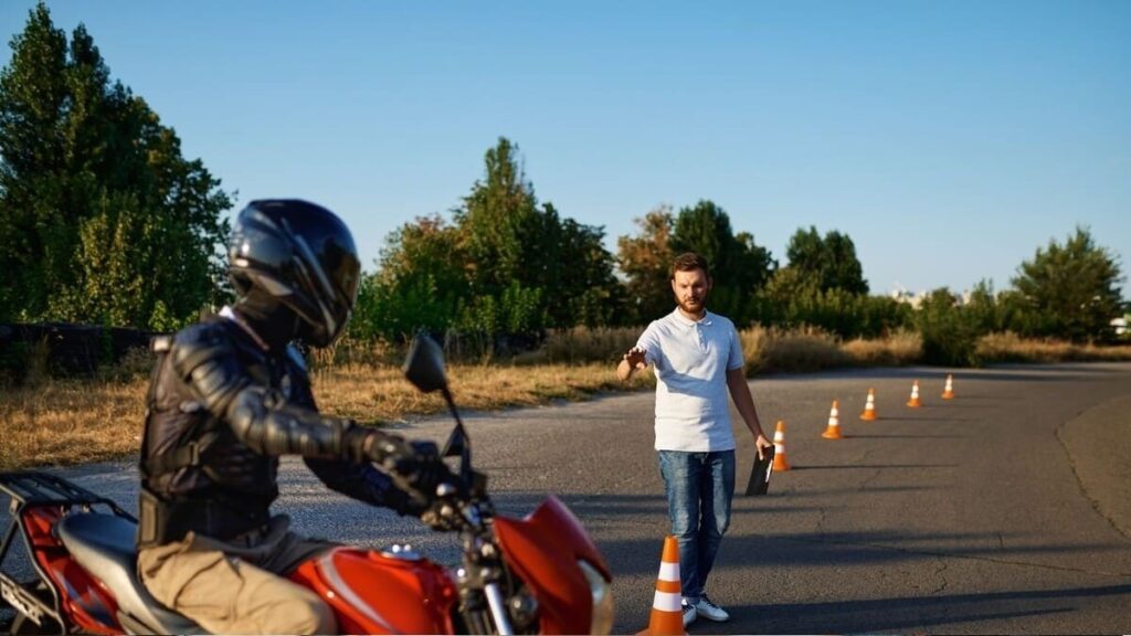 Motociclista fazendo teste de moto