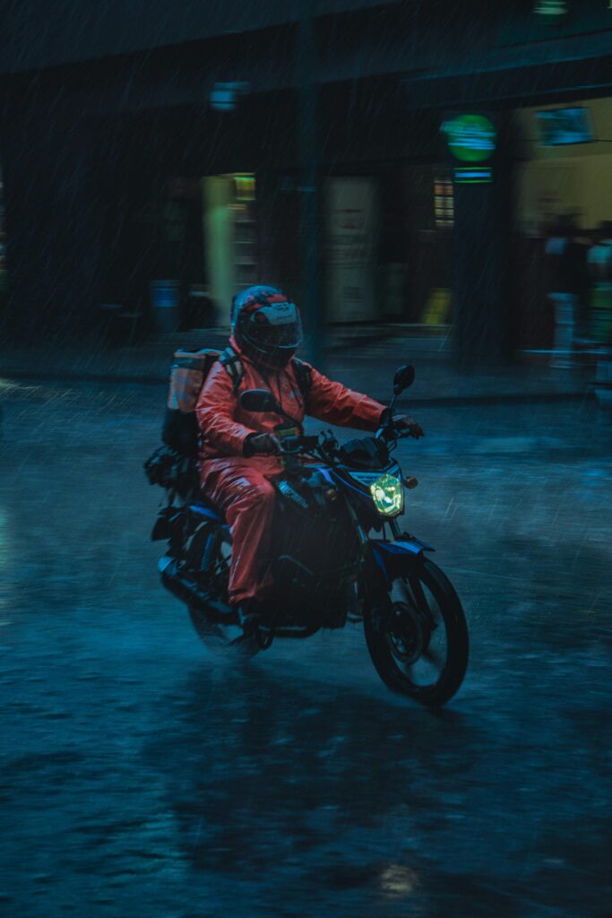 Motociclista urbano pilotando