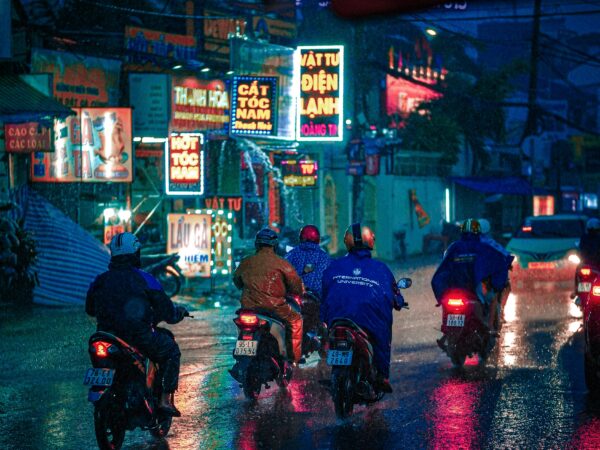 vários motociclista, noite de chuva