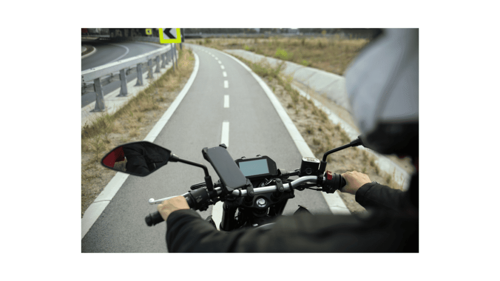 Motociclista na estrada usando suporte e Carregador Usb