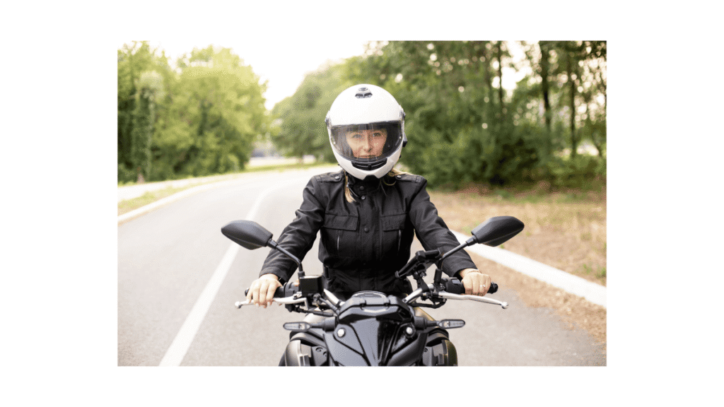 blog mulher de moto usando carregador usb no guidão