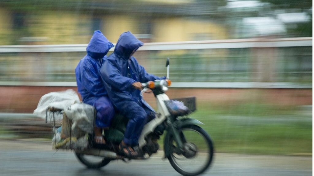 Casa de moto na chuva