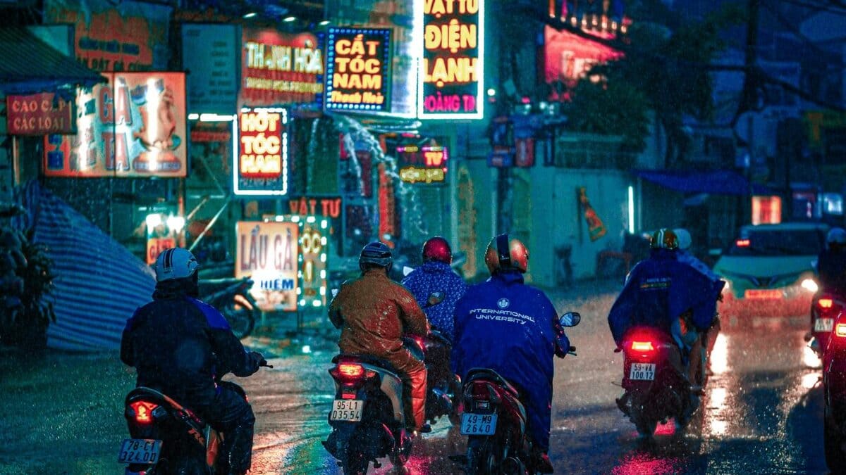 Motociclistas debaixo de chuva usando capa