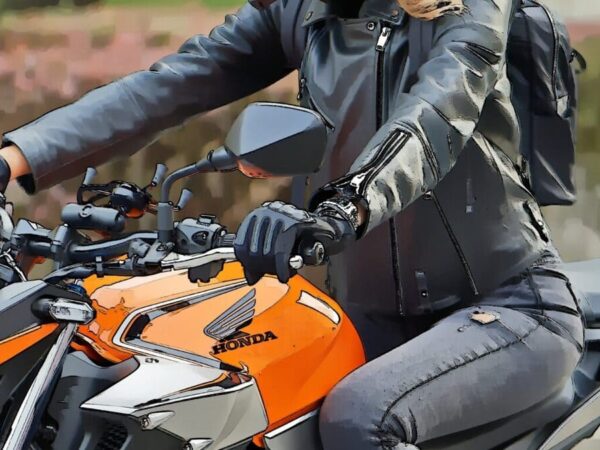 Mulher andando de moto.