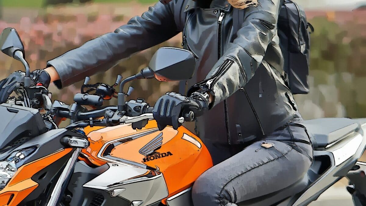 Mulher andando de moto.
