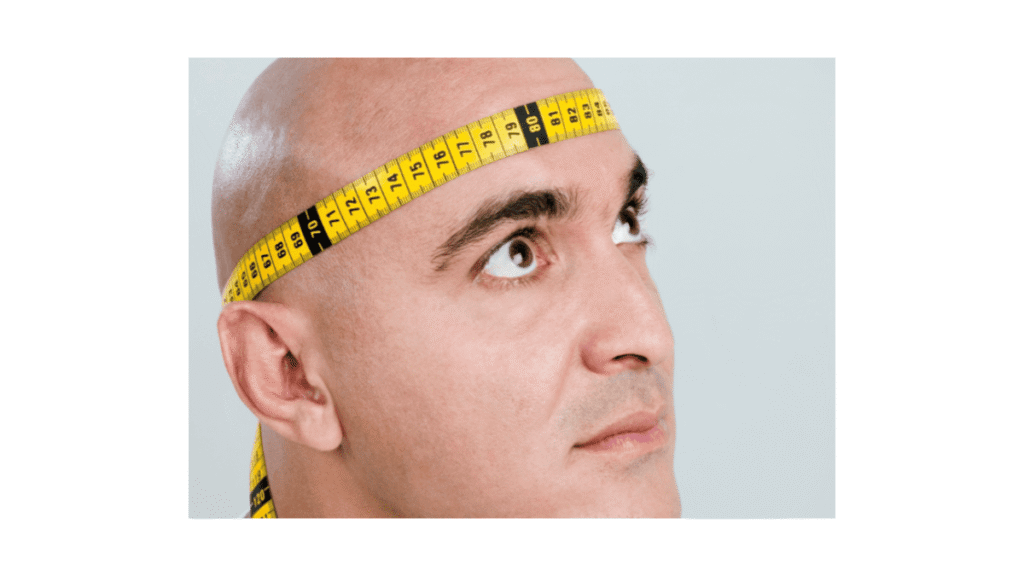 Homem com fita métrica na cabeça 