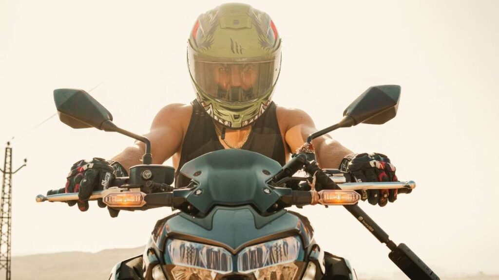 Motociclista com câmara de ação no guidão da moto.