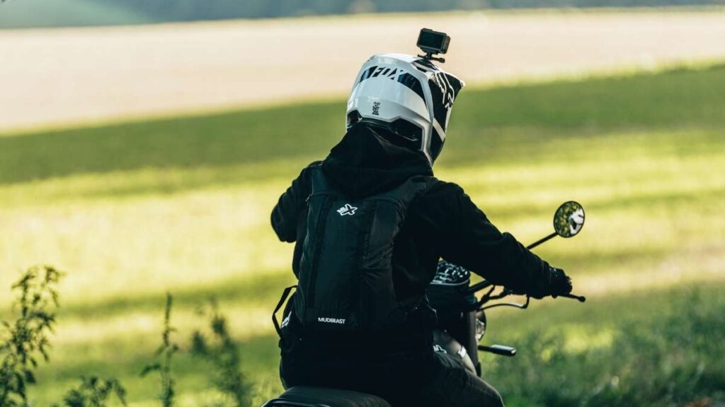 Motociclista usando Câmara presa no Capacete. 