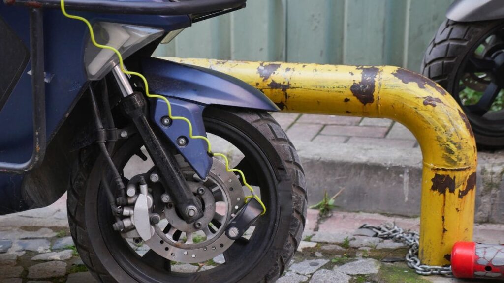 Trava no disco da moto com cordão de segurança