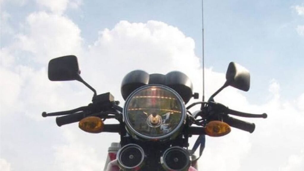 Moto com antena corta pipa