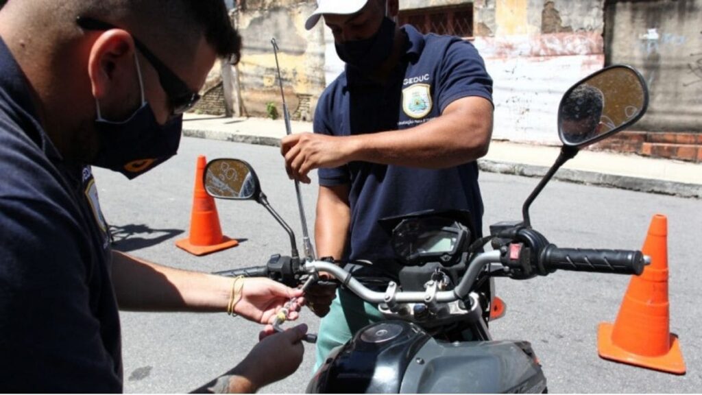 Antena corta pipa sendo instalada no guidão da moto