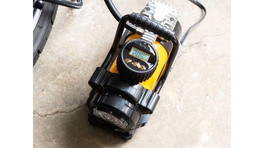 como usar compressor de ar portátil na moto